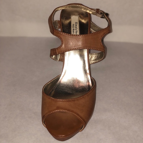 Nude Vera Wang heals - Picture 3 of 6